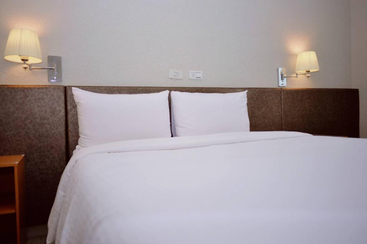 Walker Hotel - Sanchong Taipei Luaran gambar